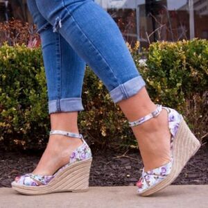 Christian Siriano Beautiful Floral Wedge Size 10